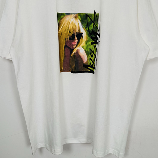 STUSSY SS25 LAURA ブロンドのTシャツ