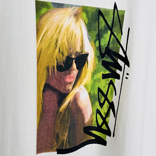 STUSSY SS25 LAURA ブロンドのTシャツ