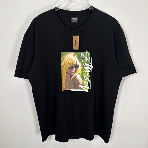 STUSSY SS25 LAURA ブロンドのTシャツ