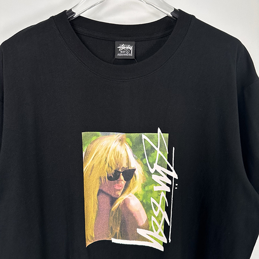 STUSSY SS25 LAURA ブロンドのTシャツ