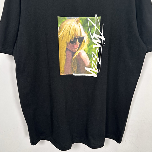 STUSSY SS25 LAURA ブロンドのTシャツ