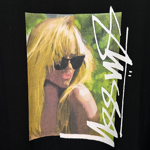 STUSSY SS25 LAURA ブロンドのTシャツ