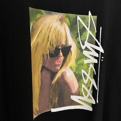 STUSSY SS25 LAURA ブロンドのTシャツ