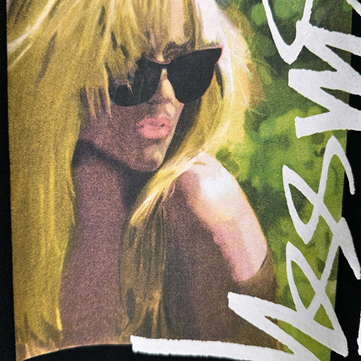 STUSSY SS25 LAURA ブロンドのTシャツ