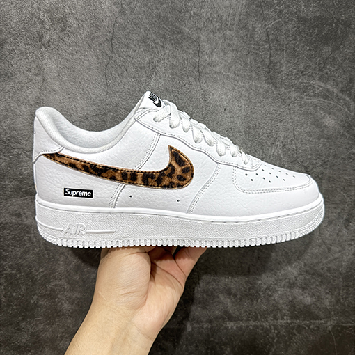 Nike Air Force 1 Low 07  x Supermeヒョウ柄ホワイトスニーカー