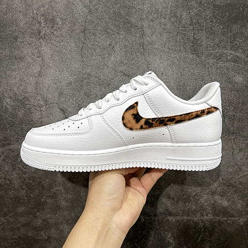 Nike Air Force 1 Low 07  x Supermeヒョウ柄ホワイトスニーカー