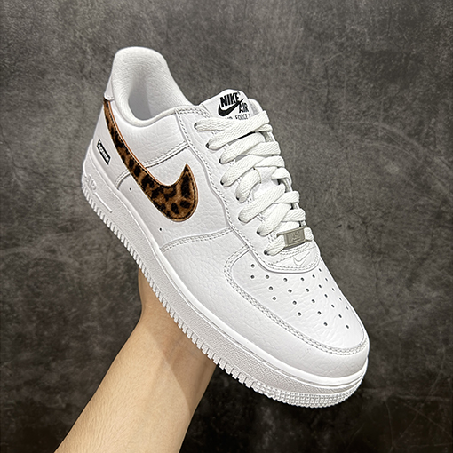 Nike Air Force 1 Low 07  x Supermeヒョウ柄ホワイトスニーカー