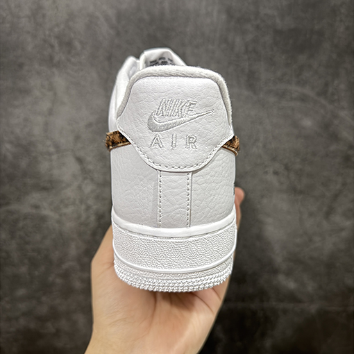 Nike Air Force 1 Low 07  x Supermeヒョウ柄ホワイトスニーカー