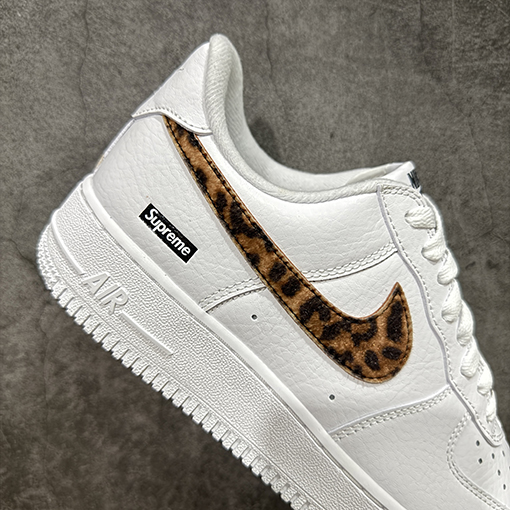 Nike Air Force 1 Low 07  x Supermeヒョウ柄ホワイトスニーカー