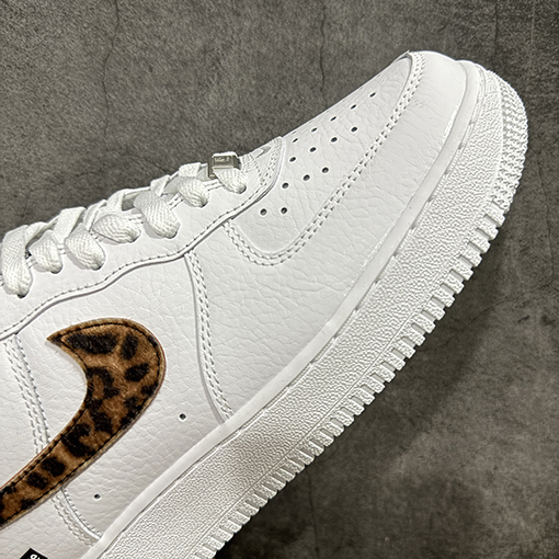 Nike Air Force 1 Low 07  x Supermeヒョウ柄ホワイトスニーカー