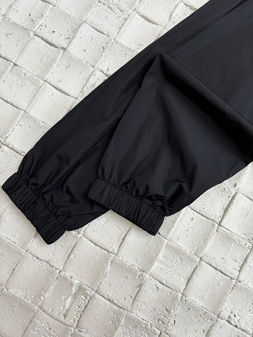 プラダ 新しい薄い三角マークの突撃服のコート