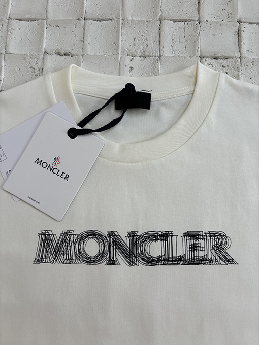 モンクレール 新しい星のロゴ半袖Tシャツ