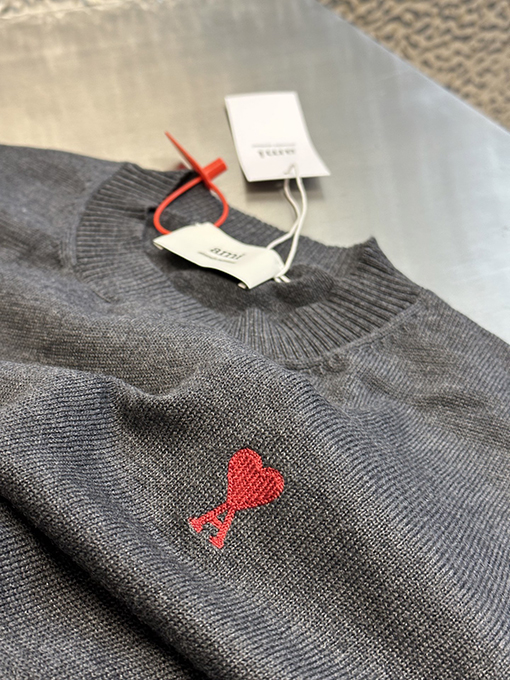 アミコピー Paris クラシックハート刺繍ニット