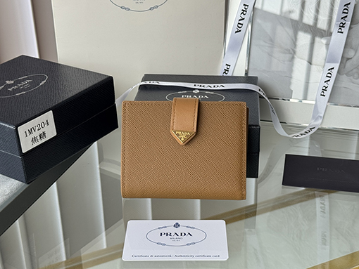 プラダ新しい財布