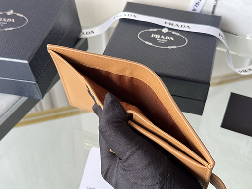 プラダ新しい財布