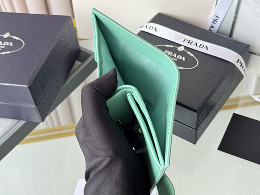 プラダ新しい財布