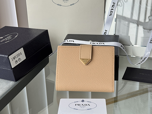 プラダ新しい財布