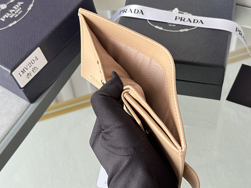 プラダ新しい財布