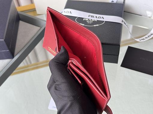 プラダ新しい財布