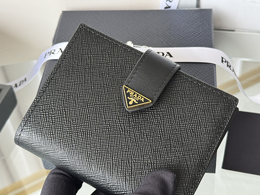 プラダ新しい財布