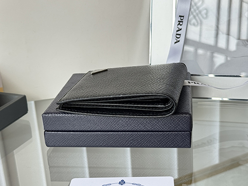 プラダ新しいファッション 財布