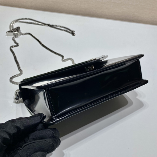 プラダ新しい大きな三角形のロゴショルダーバッグ