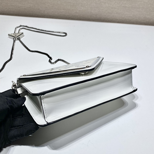 プラダ新しい大きな三角形のロゴショルダーバッグ