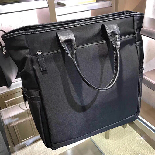 プラダ新しいナイロンハンドバッグ