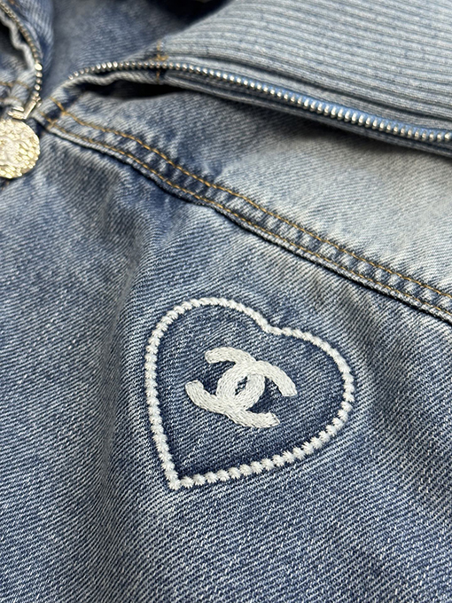 シャネルスーパーコピー Coco Beachコレクションロゴ刺繍ラペルデニムジャケット