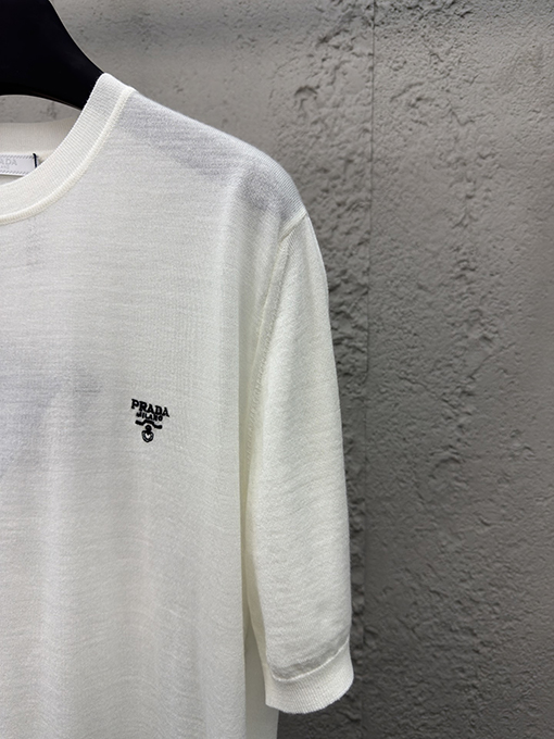 プラダ 刺繍入りウール半袖Tシャツ