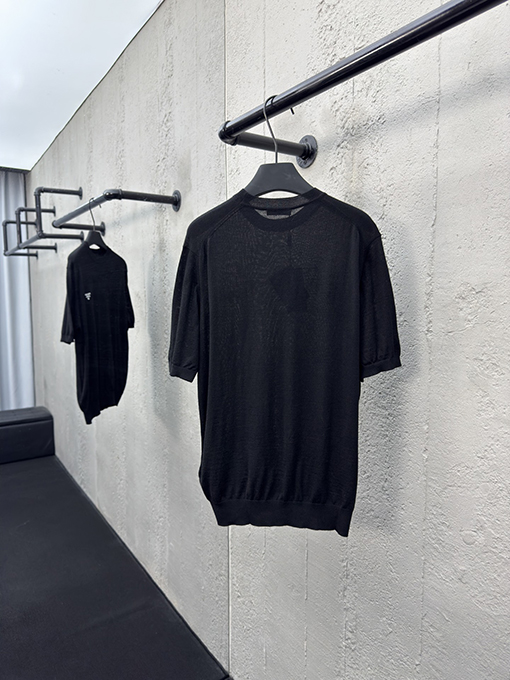 プラダ 刺繍入りウール半袖Tシャツ