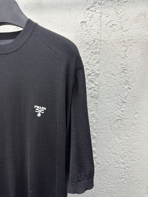 プラダ 刺繍入りウール半袖Tシャツ