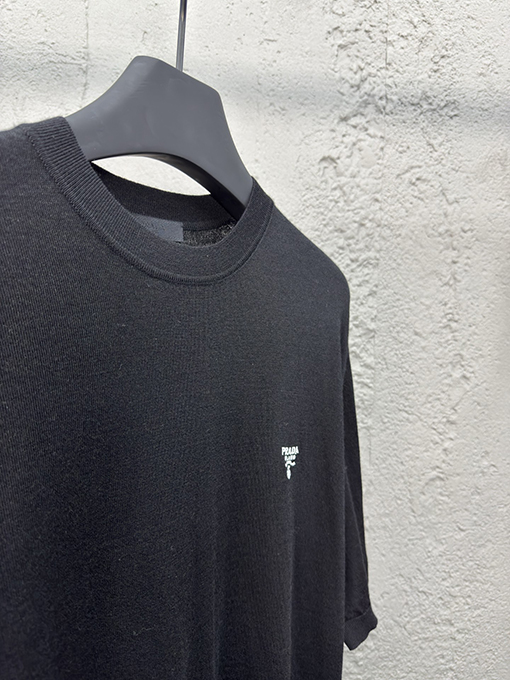 プラダ 刺繍入りウール半袖Tシャツ