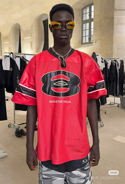 バレンシアガ Vネックダブルリング25ジャージ半袖Tシャツ