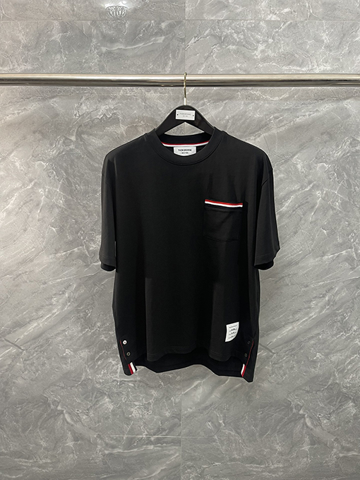トムブラウンクラシックルーズバージョン胸ポケットラウンドネックTシャツ