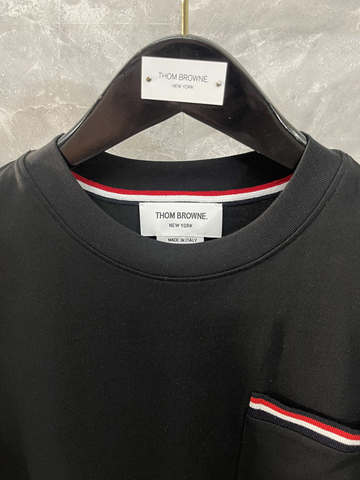 トムブラウンクラシックルーズバージョン胸ポケットラウンドネックTシャツ
