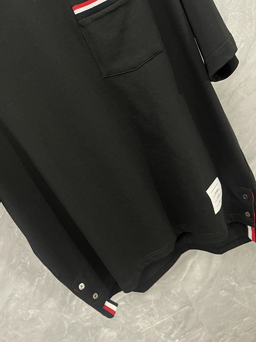 トムブラウンクラシックルーズバージョン胸ポケットラウンドネックTシャツ