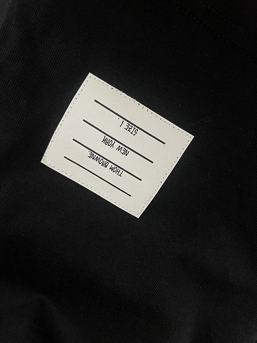 トムブラウンクラシックルーズバージョン胸ポケットラウンドネックTシャツ