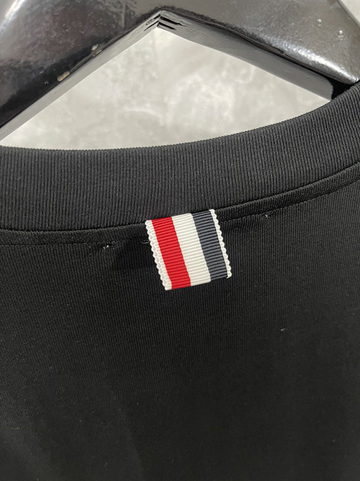 トムブラウンクラシックルーズバージョン胸ポケットラウンドネックTシャツ