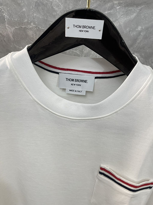トムブラウンクラシックルーズバージョン胸ポケットラウンドネックTシャツ
