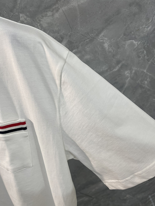 トムブラウンクラシックルーズバージョン胸ポケットラウンドネックTシャツ
