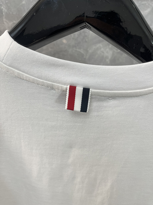 トムブラウンクラシックルーズバージョン胸ポケットラウンドネックTシャツ
