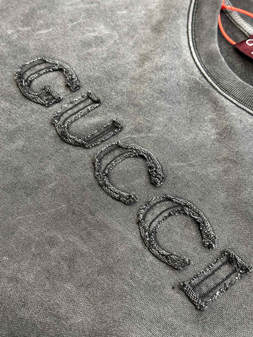 グッチ ステッカー刺繍ロゴラウンドネックパーカー