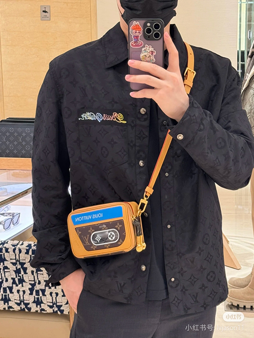ルイヴィトンスーパーコピーラインストーンロゴモノグラム黒シルクシャツ