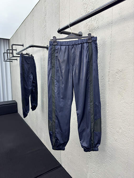 ルイヴィトンチェック柄のスウェットパンツ