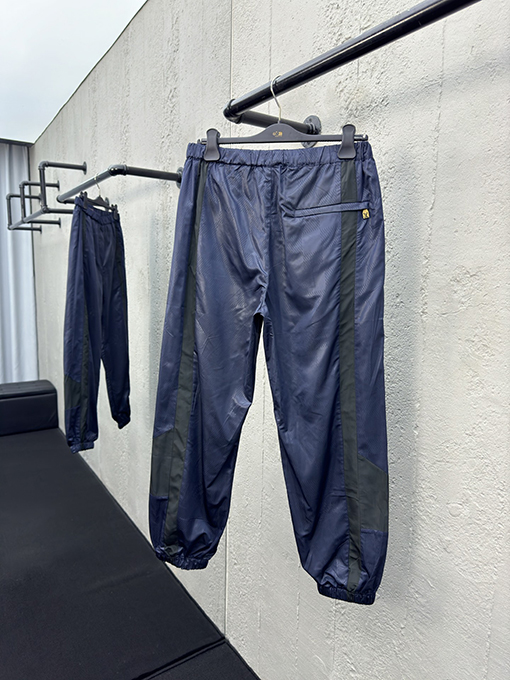 ルイヴィトンチェック柄のスウェットパンツ