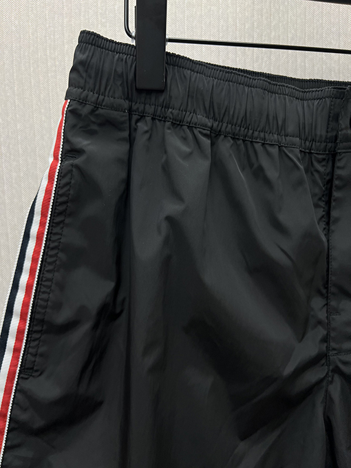 モンクレール 新しいストライプストレッチバッジデザインメンズ水着ショーツ