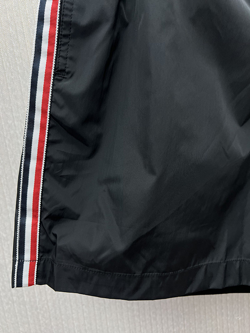 モンクレール 新しいストライプストレッチバッジデザインメンズ水着ショーツ