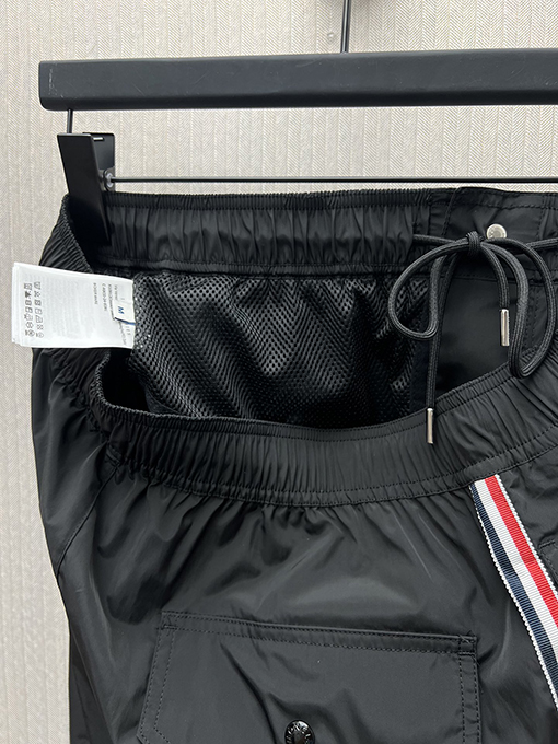 モンクレール 新しいストライプストレッチバッジデザインメンズ水着ショーツ