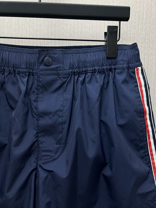 モンクレール 新しいストライプストレッチバッジデザインメンズ水着ショーツ